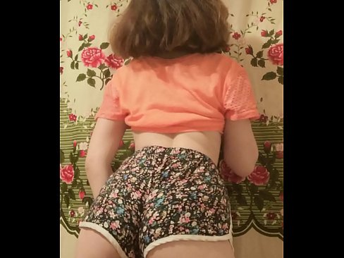 ❤️ Una ghjovana sexy si spoglia i pantaloncini davanti à a camera ️ Pornografia russa à co.hentai-menu.ru ❌❤