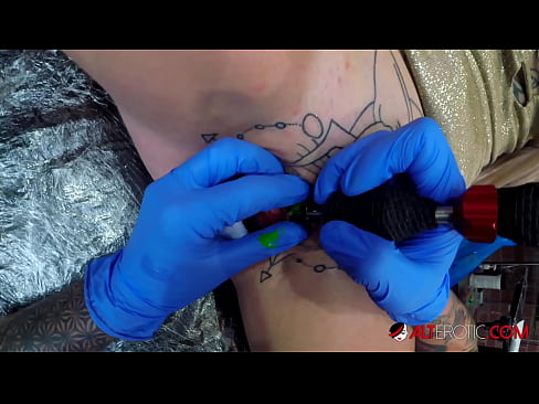 ❤️ Sully Savage, hottie estremamente tatuata, hà fattu un tatuatu nantu à u clitoris ️ Pornografia russa à co.hentai-menu.ru ❌❤